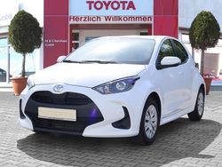 Schneeweiß Gebraucht 2022 Toyota Yaris Basis Limousine | 13.250 € (Fairer Preis)