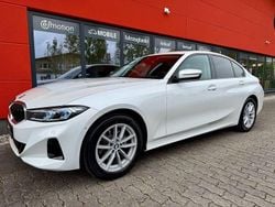 Mineralweiß Gebraucht 2024 BMW 320 Sport Line Limousine | 34.870 € (Superpreis)