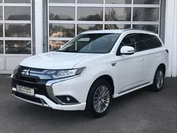 Weiß Gebraucht 2019 Mitsubishi Outlander P-HEV Basis SUV | 18.990 € (Fairer Preis)