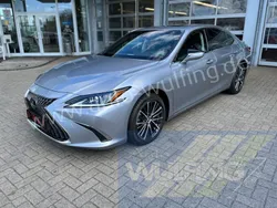 Sonicplatinumgrau Gebraucht 2023 Lexus ES300H Limousine | 42.890 € (Superpreis)