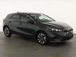 Experience grün metallic Neu 2025 Kia Ceed Limousine | 24.245 € (Guter Preis)