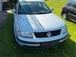 Silber Gebraucht 2000 VW Passat Kombi | 500 €