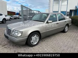 Gold Gebraucht 1993 Mercedes E220 Limousine | 5.900 €