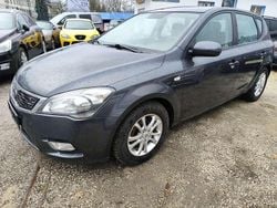 Grau Gebraucht 2010 Kia Ceed Kleinwagen | 3.500 € (Fairer Preis)