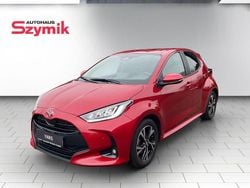 Karminarot Gebraucht 2024 Toyota Yaris Hybrid Style Limousine | 21.990 € (Guter Preis)
