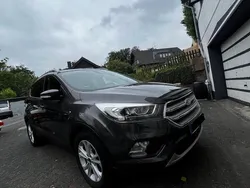 Grau Gebraucht 2017 Ford Kuga SUV | 14.500 € (Etwas zu teuer)