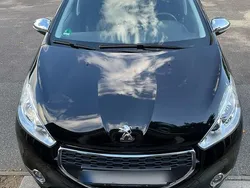 Schwarz Gebraucht 2015 Peugeot 208 Kleinwagen | 4.800 € (Fairer Preis)