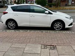 Weiß Gebraucht 2017 Toyota Auris Kleinwagen | 10.800 €