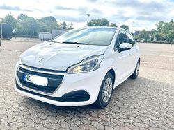 Weiß Gebraucht 2018 Peugeot 208 Allure Kleinwagen | 4.490 € (Fairer Preis)