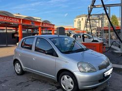 Grau Gebraucht 2002 Toyota Yaris Kleinwagen | 1.900 €