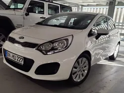 Weiß Gebraucht 2013 Kia Rio Limousine | 7.100 € (Fairer Preis)