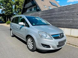 Silber Gebraucht 2011 Opel Zafira Design Edition Van / Kleinbus | 3.490 € (Guter Preis)