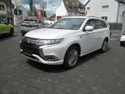 Perlmuttweiß Gebraucht 2021 Mitsubishi Outlander P-HEV Top SUV | 26.900 € (Etwas zu teuer)