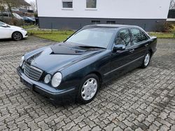 Blau Gebraucht 2000 Mercedes E220 Limousine | 2.100 € (Guter Preis)
