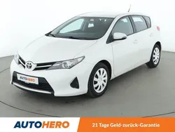 Weiß Gebraucht 2015 Toyota Auris Cool Limousine | 9.640 € (Fairer Preis)