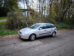 Grau Gebraucht 2001 Ford Focus Ghia Limousine | 1.000 € (Guter Preis)
