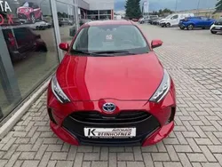 Karminarot met. Gebraucht 2022 Toyota Yaris Hybrid Comfort Limousine | 18.900 € (Fairer Preis)