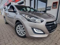 Grau Gebraucht 2016 Hyundai i30 Trend Limousine | 8.495 € (Fairer Preis)