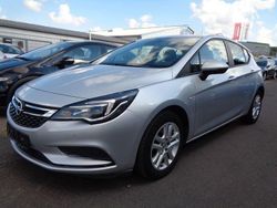 Silber Gebraucht 2015 Opel Astra Edition Limousine | 9.999 € (Fairer Preis)