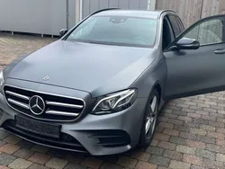 Grau Gebraucht 2020 Mercedes E220 AMG line Kombi | 30.999 € (Fairer Preis)