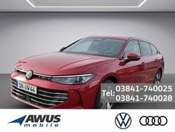 Rot / chilirot (metallic) Gebraucht 2024 VW Passat Elegance Kombi | 42.990 € (Guter Preis)