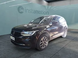 Schwarz Gebraucht 2023 VW Tiguan Life SUV | 30.733 € (Fairer Preis)
