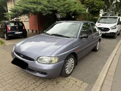 Grau Gebraucht 1997 Ford Escort Limousine | 1.000 € (Fairer Preis)