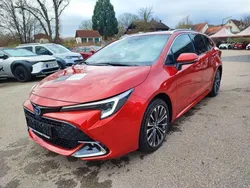 Karminarot metallic Gebraucht 2023 Toyota Corolla Team Kombi | 30.990 € (Fairer Preis)