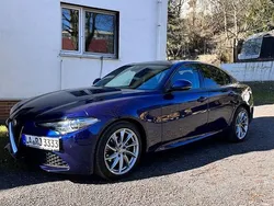 Blau Gebraucht 2018 Alfa Romeo Giulia Super Limousine | 17.120 € (Etwas zu teuer)