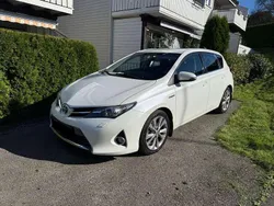 Weiß Gebraucht 2013 Toyota Auris Hybrid Executive Limousine | 9.690 € (Fairer Preis)