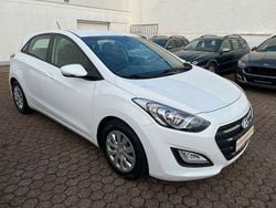 Weiß uni Gebraucht 2016 Hyundai i30 Classic Limousine | 9.490 € (Fairer Preis)