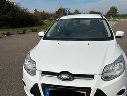 Weiß Gebraucht 2011 Ford Focus Titanium Kombi | 3.550 € (Fairer Preis)