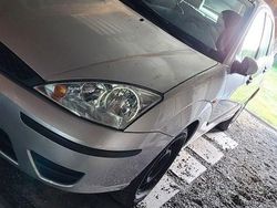 Silber Gebraucht 2002 Ford Focus Limousine | 999 € (Guter Preis)