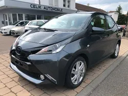 Grau Gebraucht 2017 Toyota Aygo X-play Kleinwagen | 7.990 € (Fairer Preis)