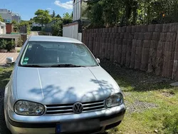 Silber Gebraucht 2002 VW Golf IV Kleinwagen | 1.200 €
