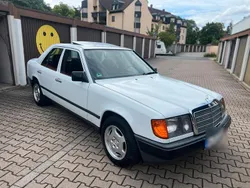 Weiß Gebraucht 1988 Mercedes E260 Limousine | 7.700 €