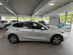 Glaciersilber Gebraucht 2021 BMW 118 Advantage Kleinwagen | 20.999 € (Fairer Preis)