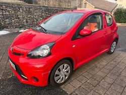 Rot Gebraucht 2013 Toyota Aygo Kleinwagen | 6.299 €