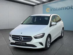 Weiß Gebraucht 2022 Mercedes B200 Van / Kleinbus | 31.699 € (Teuer)