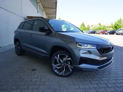 Graphitegrau metallic Gebraucht 2024 Skoda Karoq SportLine SUV | 37.495 € (Fairer Preis)