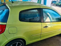 Grün Gebraucht 2009 Renault Clio III Kleinwagen | 2.000 €