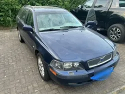 Blau Gebraucht 2002 Volvo V40 Kombi | 450 €