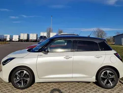 Pure white /mineral gray Neu 2025 Suzuki Swift Comfort+ Limousine | 19.780 €