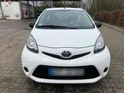 Weiß Gebraucht 2012 Toyota Aygo Kleinwagen | 3.300 € (Fairer Preis)