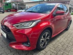 Rot Neu 2025 Toyota Yaris Hybrid Active Limousine | 23.490 € (Guter Preis)