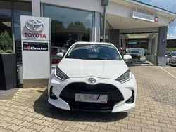 Schneeweiß Gebraucht 2023 Toyota Yaris Team Limousine | 18.690 € (Fairer Preis)