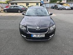 Schwarz Gebraucht 2016 Skoda Octavia Kombi | 10.900 € (Fairer Preis)