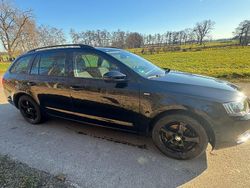 Schwarz Gebraucht 2016 Skoda Octavia Joy Kombi | 12.990 € (Fairer Preis)