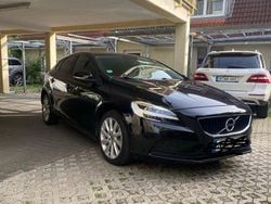 Schwarz Gebraucht 2019 Volvo V40 Momentum Limousine | 13.699 € (Fairer Preis)