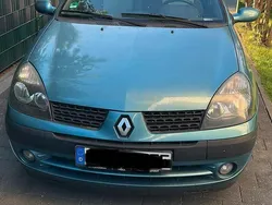 Grün Gebraucht 2002 Renault Clio II Kleinwagen | 380 €